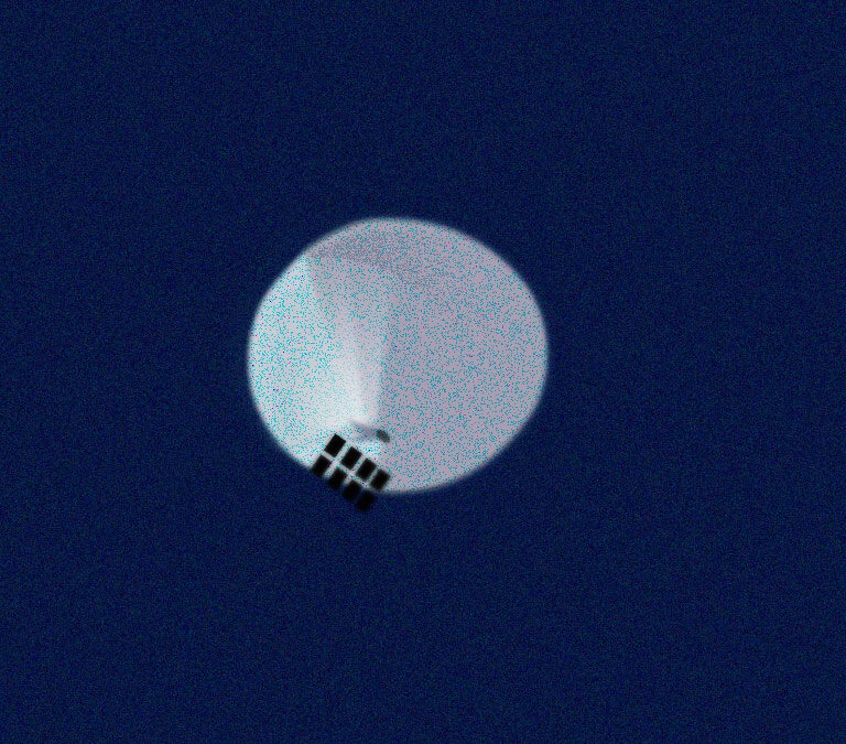 El misterio sobre los globos espía y los ovnis en el cielo de EEUU