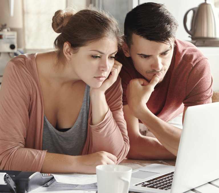 Los jóvenes perpetúan la brecha de género: ellos saben más de economía y ellas de la cesta de la compra