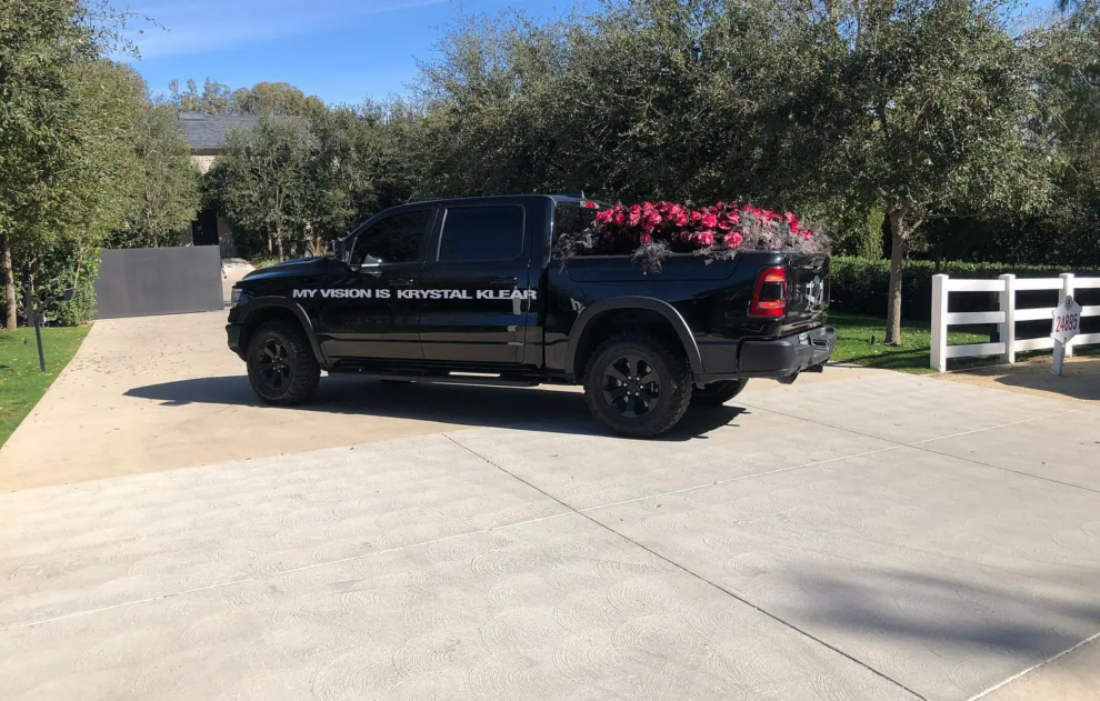 Kanye West le mandó una camioneta llena de rosas a Kim en 2022, tras el final de su matrimonio