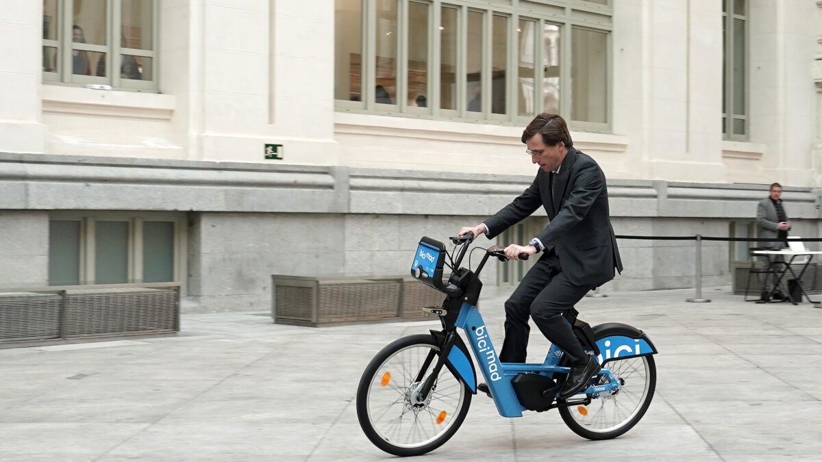 Almeida probando una de las nuevas bicicletas de BiciMAD