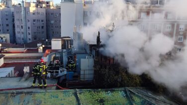 Sofocado un aparatoso incendio en la azotea de un céntrico hotel de Madrid