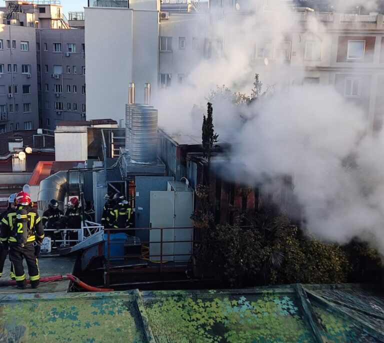 Sofocado un aparatoso incendio en la azotea de un céntrico hotel de Madrid