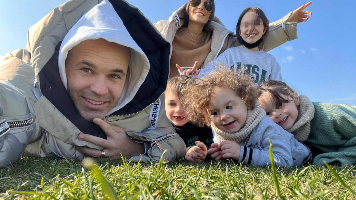 Andrés Iniesta y Anna Ortiz con cuatro de sus cinco hijos