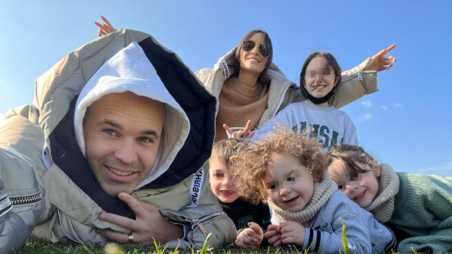 Andrés Iniesta y Anna Ortiz con cuatro de sus cinco hijos