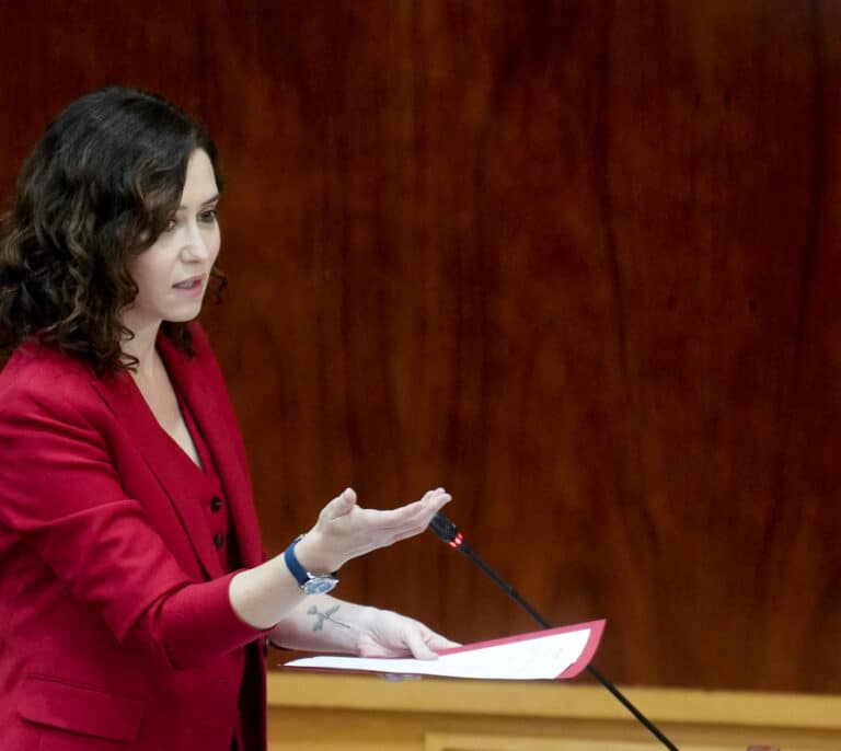 Ayuso responde a Vox una pregunta sobre inmigrantes y sanidad pública: "Hay que tener poco corazón"