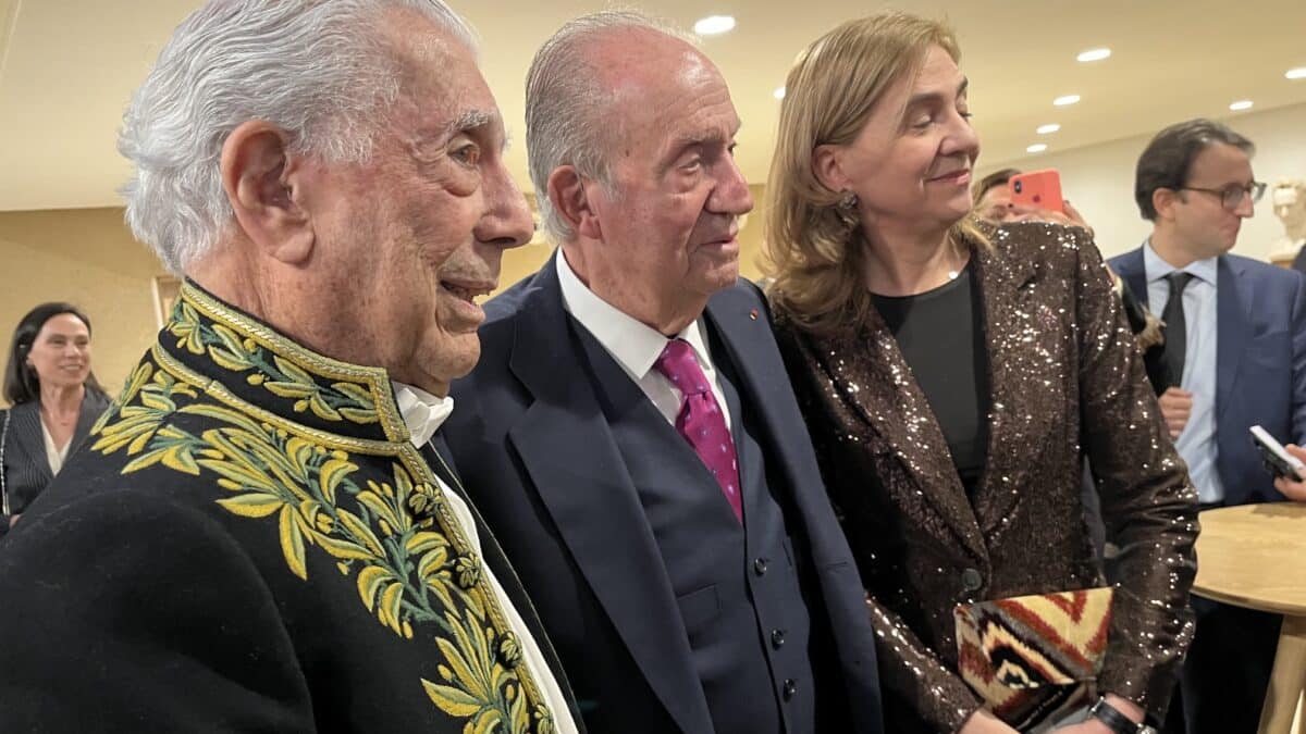 El presidente Macron invita al rey Juan Carlos y a Mario Vargas Llosa a cenar