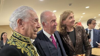 El presidente Macron invita al rey Juan Carlos y a Mario Vargas Llosa a cenar