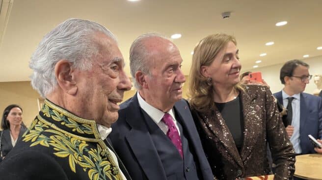 El rey Juan Carlos posa con Mario Vargas Llosa y su hija, la infanta Cristina
