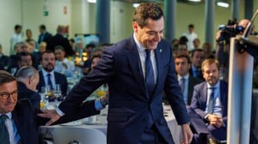 El divertido momento entre Juanma Moreno y Los del Río en un desayuno en Sevilla: "Que sepa que es la primera vez..."
