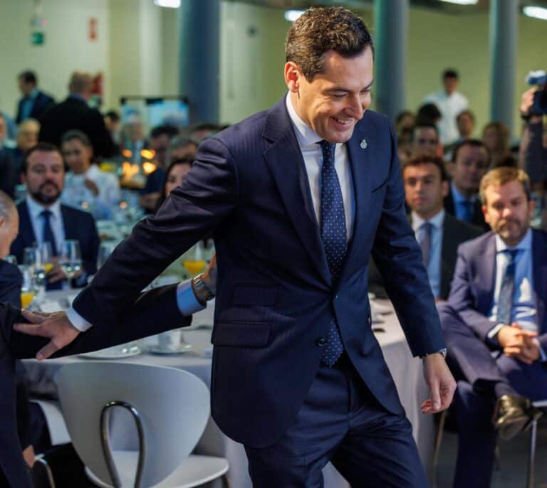 El divertido momento entre Juanma Moreno y Los del Río en un desayuno en Sevilla: "Que sepa que es la primera vez..."