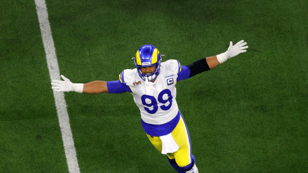 Jugador de la Super Bowl justo antes del halftime show, el espectáculo del descanso. Es el defensa de Los Angeles Rams, Aaron Donald, celebra su captura ganadora del juego de los Cincinnati Bengals.