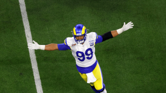 Jugador de la Super Bowl justo antes del halftime show, el espectáculo del descanso. Es el defensa de Los Angeles Rams, Aaron Donald, celebra su captura ganadora del juego de los Cincinnati Bengals.