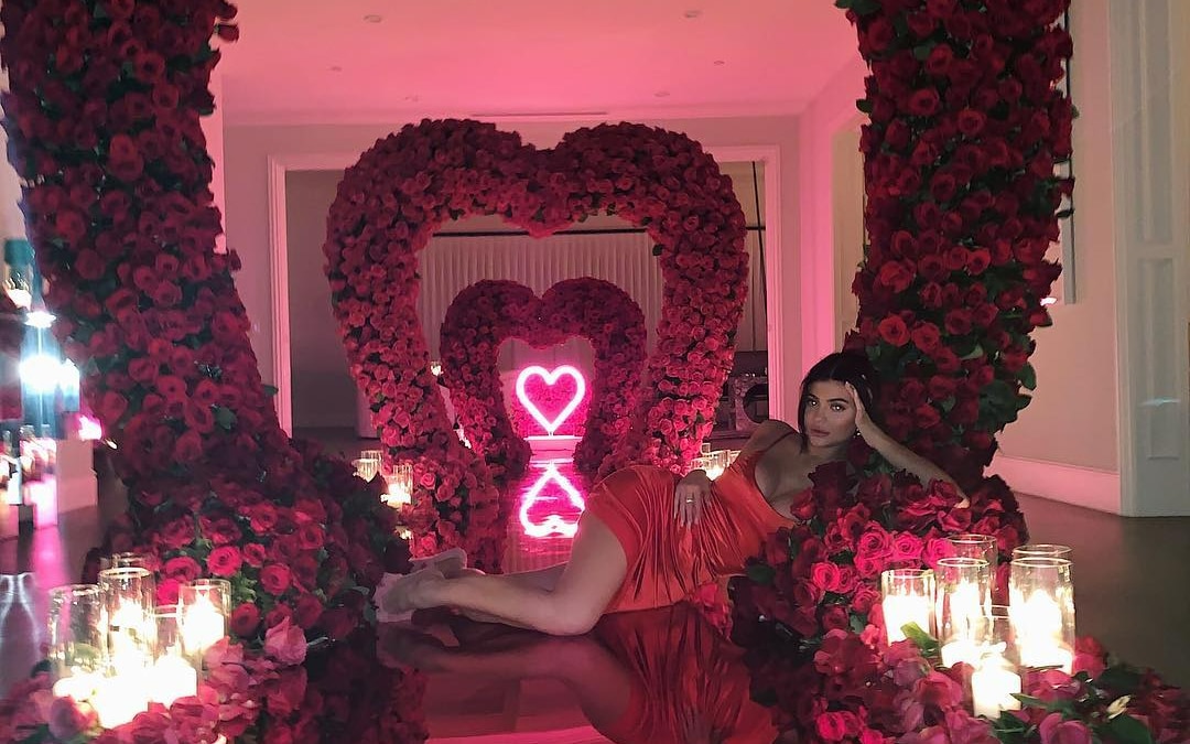 Kylie Jenner posa con su regalo de San Valentín de 2019