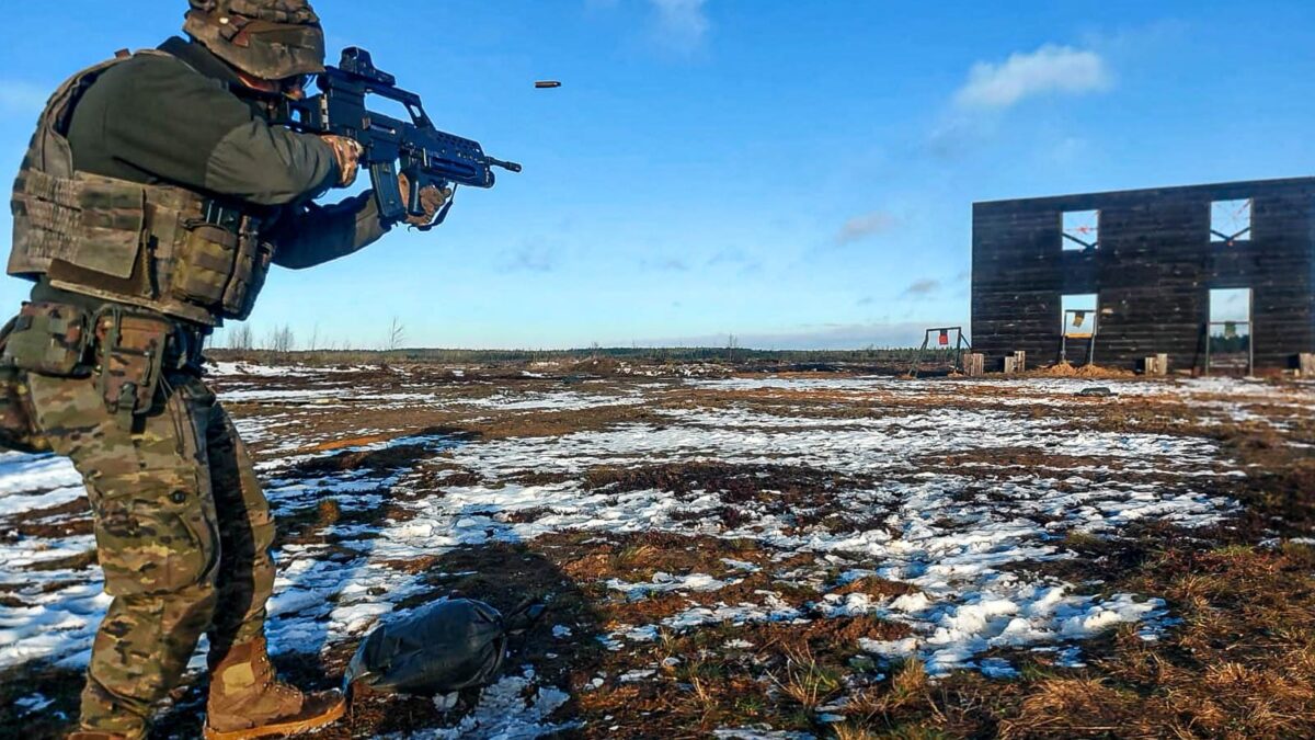 Ejercicio de tiro de las tropas españolas en la base de Letonia.