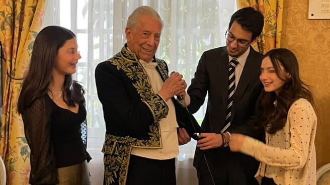 Mario Vargas Llosa con sus nietos