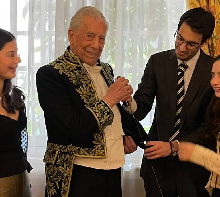 Mario Vargas Llosa se prepara para la Academia francesa con la ayuda de sus nietos
