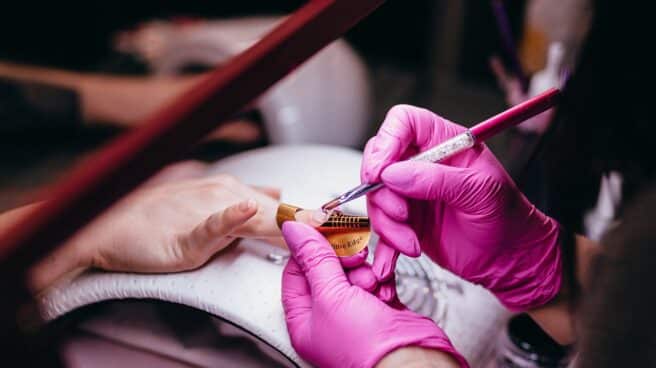 Dermatólogos piden calma ante la alarma por el uso de lámparas de manicura Manicura