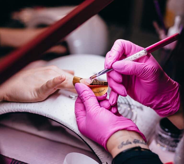 Dermatólogos piden calma ante la alarma por el uso de lámparas de manicura