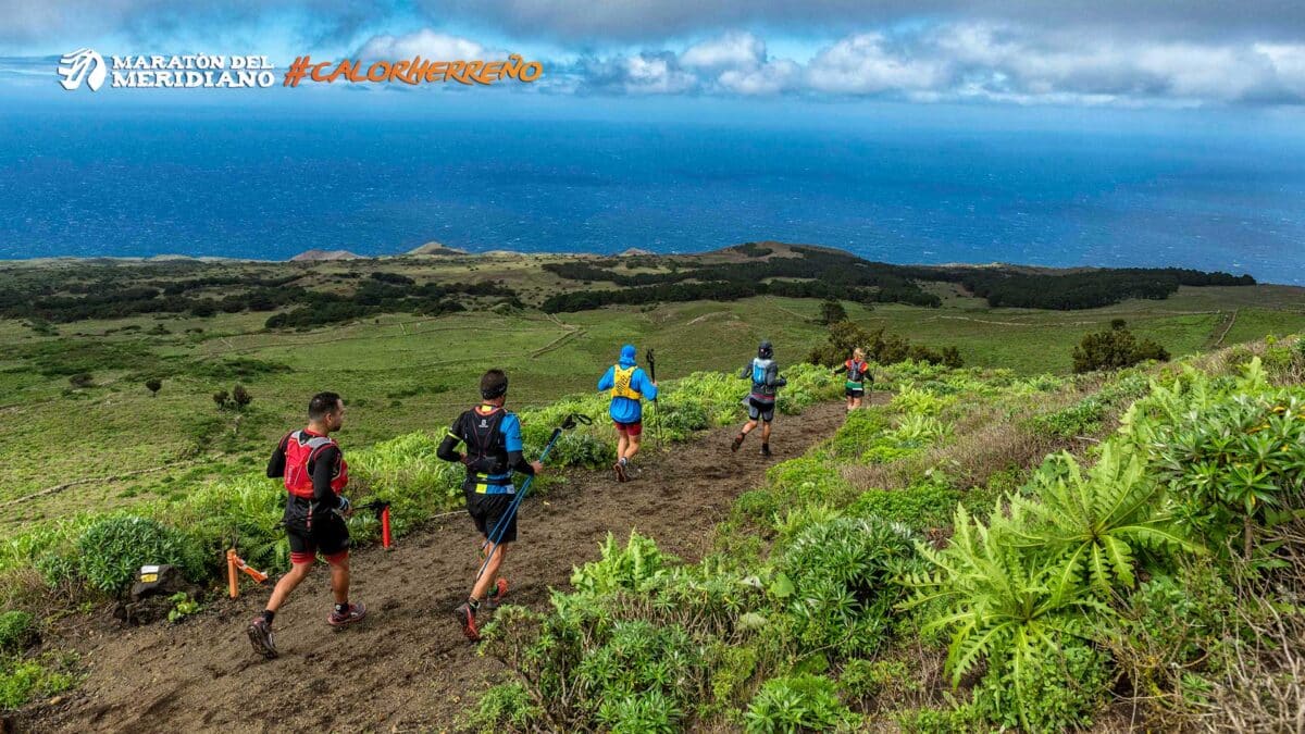 Atletas durante la carrera del Maratón del Meridiano en la isla de El Hierro.