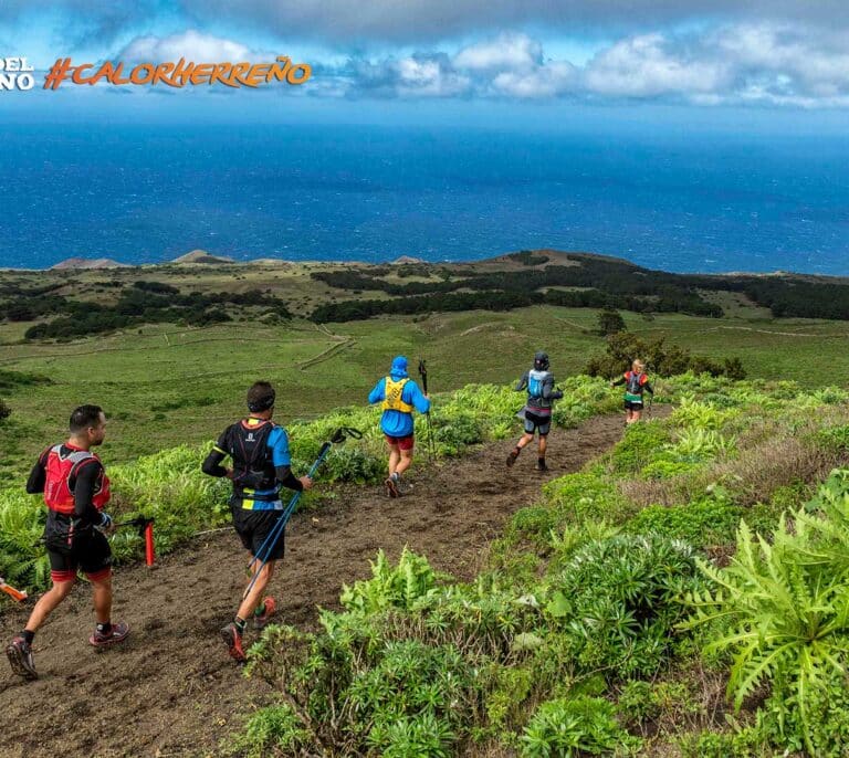 La foto viral de Enedina, la atleta más longeva del espectacular Maratón del Meridiano de El Hierro