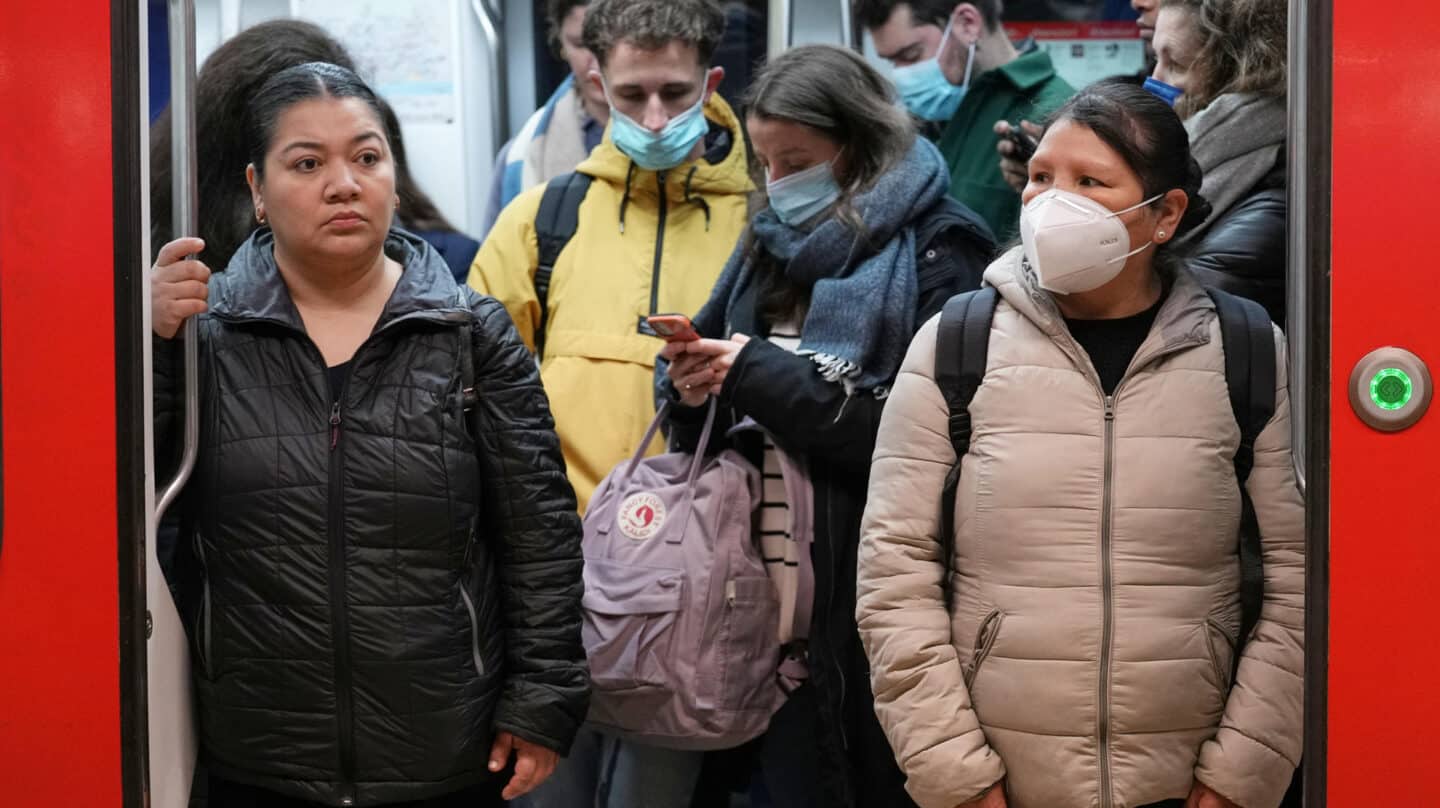 Pasajeros del metro de Barcelona con y sin mascarillas