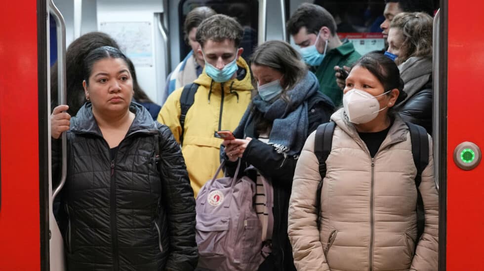 Pasajeros del metro de Barcelona con y sin mascarillas