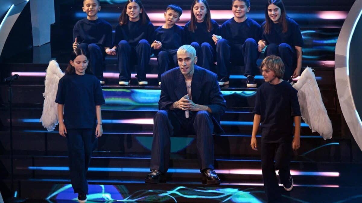 El cantante Mr.Rain, en el Festival de Sanremo junto al coro infantil que le acompaña en la canción Supereroi.