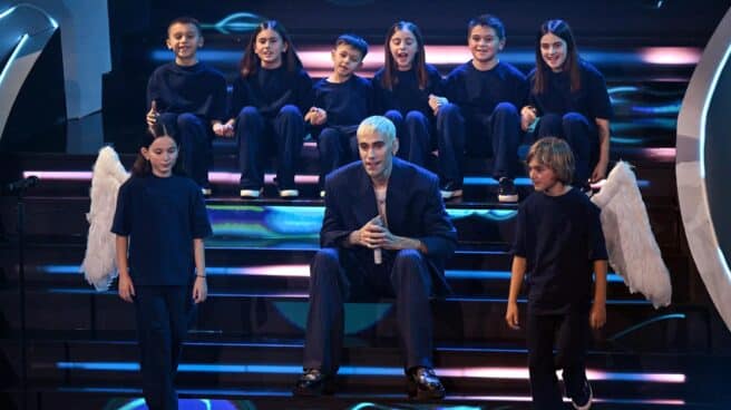El cantante Mr.Rain, en el Festival de Sanremo junto al coro infantil que le acompaña en la canción Supereroi. El cantante Mr.Rain, en el Festival de Sanremo junto al coro infantil que le acompaña en la canción Supereroi.