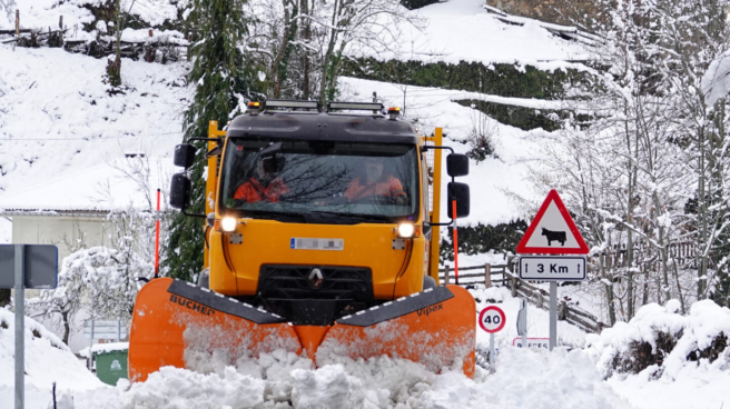 Un quitanieves este fin de semana de febrero quitando la nieve