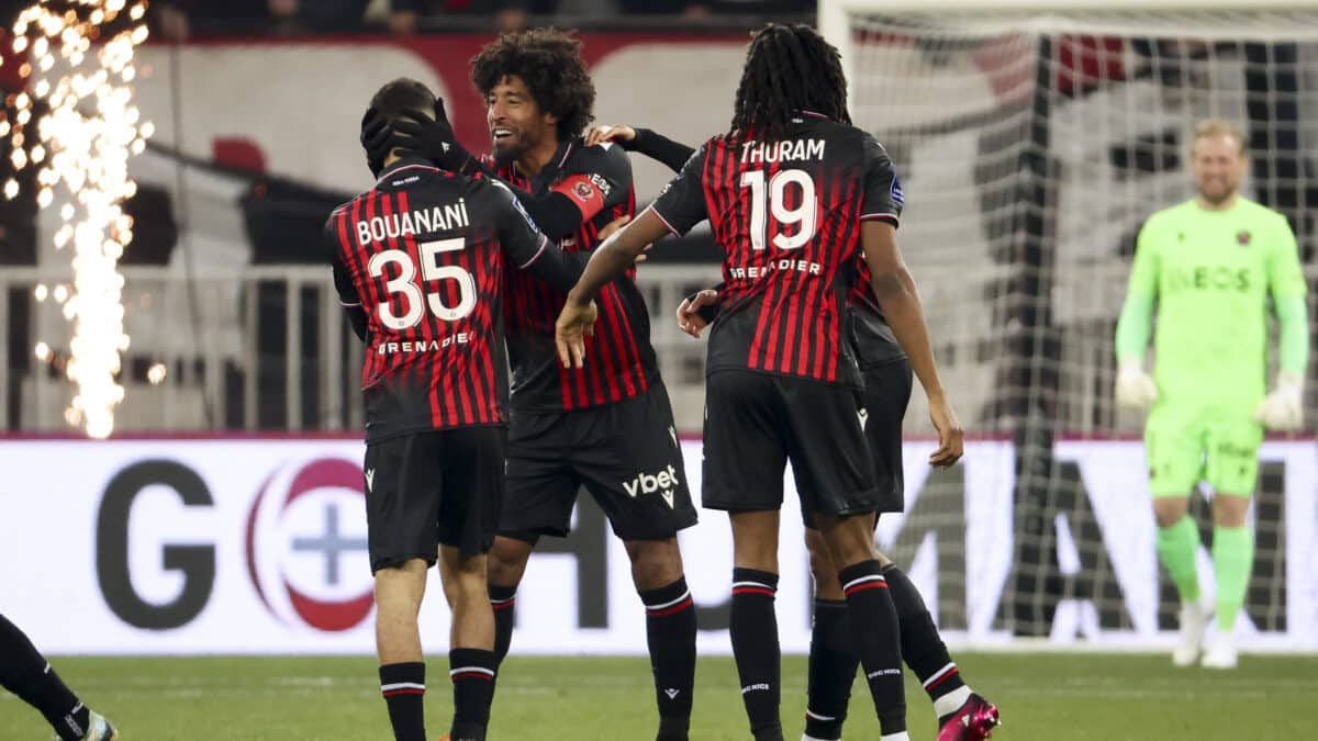 Jugadores del OGC Niza celebran un gol en el Allianz Riviera.