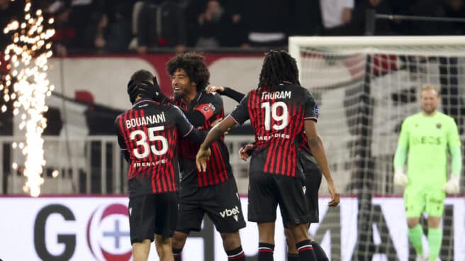 Jugadores del OGC Niza celebran un gol en el Allianz Riviera.