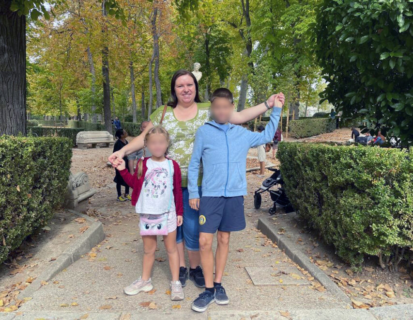 Olena junto a sus hijos, Polina y Roman, en Aranjuez
