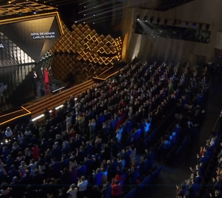 Clamorosa ovación en la entrega del Goya de Honor a los familiares de Carlos Saura