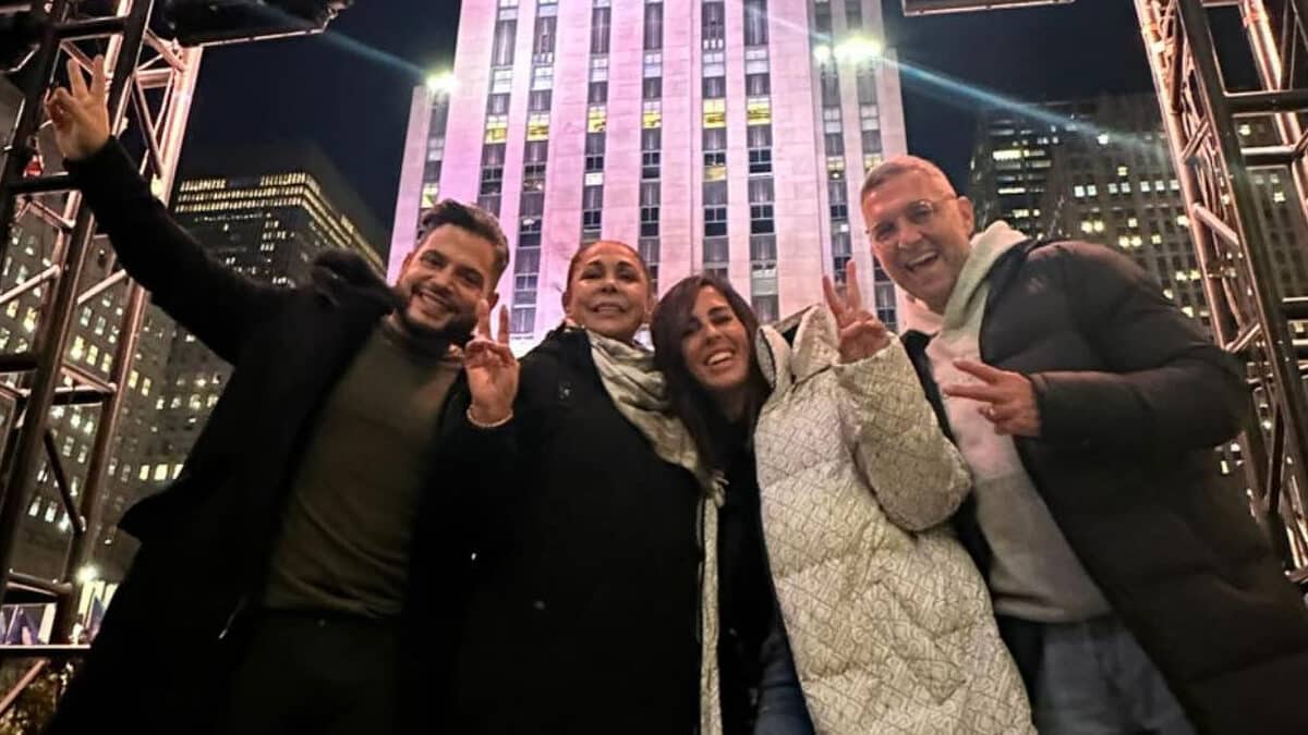 Isabel Pantoja posa con su sobrina ante el Rockefeller Center