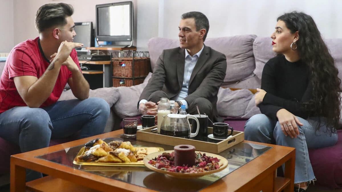 Pedro Sánchez se reúne con dos jóvenes en su casa en Parla.