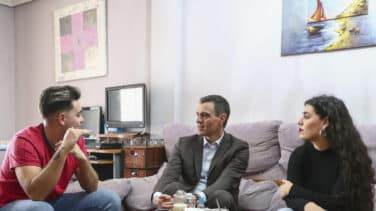 Nuevo traspiés de Sánchez: denuncian que el "joven que cobra el SMI" es hermano de un cargo del PSOE y Moncloa