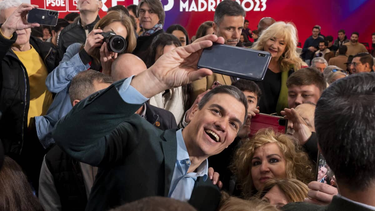 Pedro Sánchez se toma un selfie este fin de semana en un acto del PSOE de Madrid.