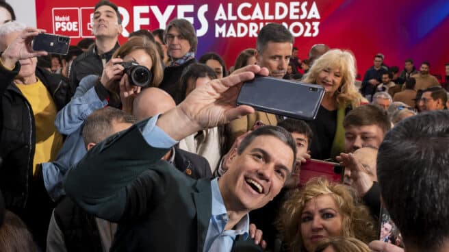 Pedro Sánchez se toma un selfie este fin de semana en un acto del PSOE de Madrid.