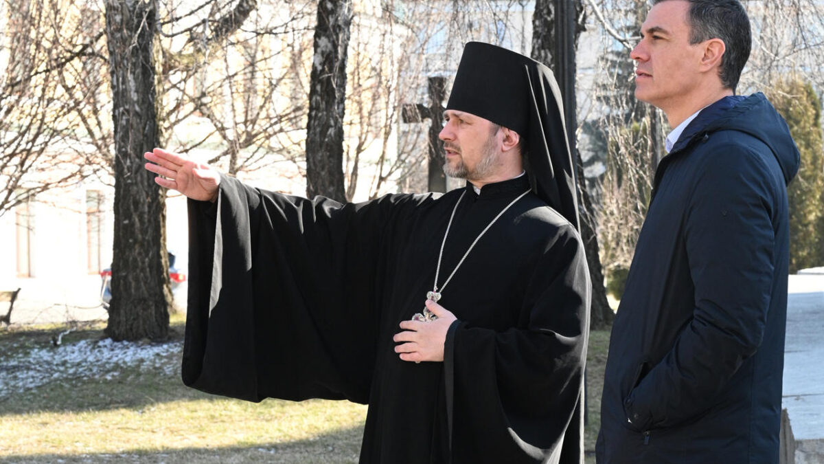 Pedro Sánchez, con un clérigo ortodoxo en su visita a Kiev.