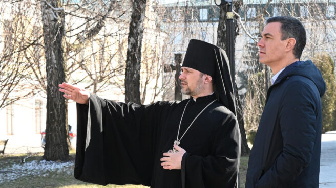 Pedro Sánchez, con un clérigo ortodoxo en su visita a Kiev.