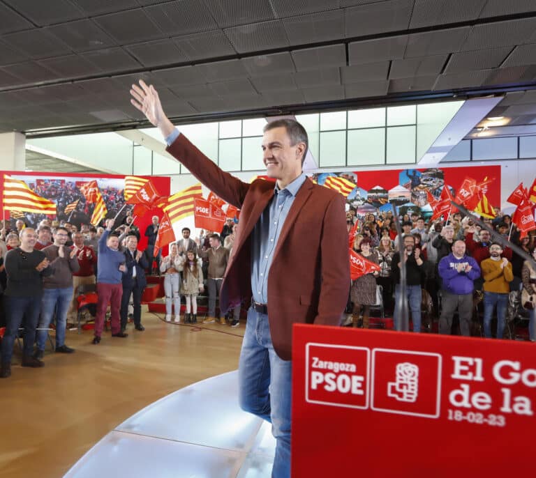 Sánchez anuncia una partida histórica de 2.500 millones en becas para atraer al electorado juvenil