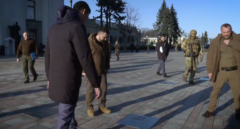 Ucrania coloca una placa dedicada a Pedro Sánchez en el 'Paseo de los Valientes' de Kiev