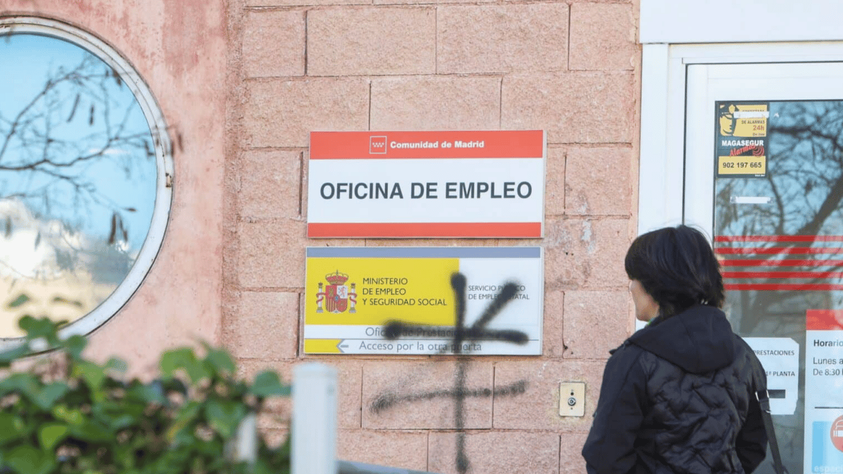 Oficina de empleo SEPE y persona que va a preguntar cuándo se cobra el paro en febrero 2023