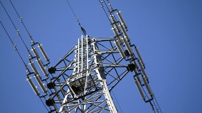 La factura de la luz sube un 33% en febrero tras la caída de la producción renovable Torre eléctrica