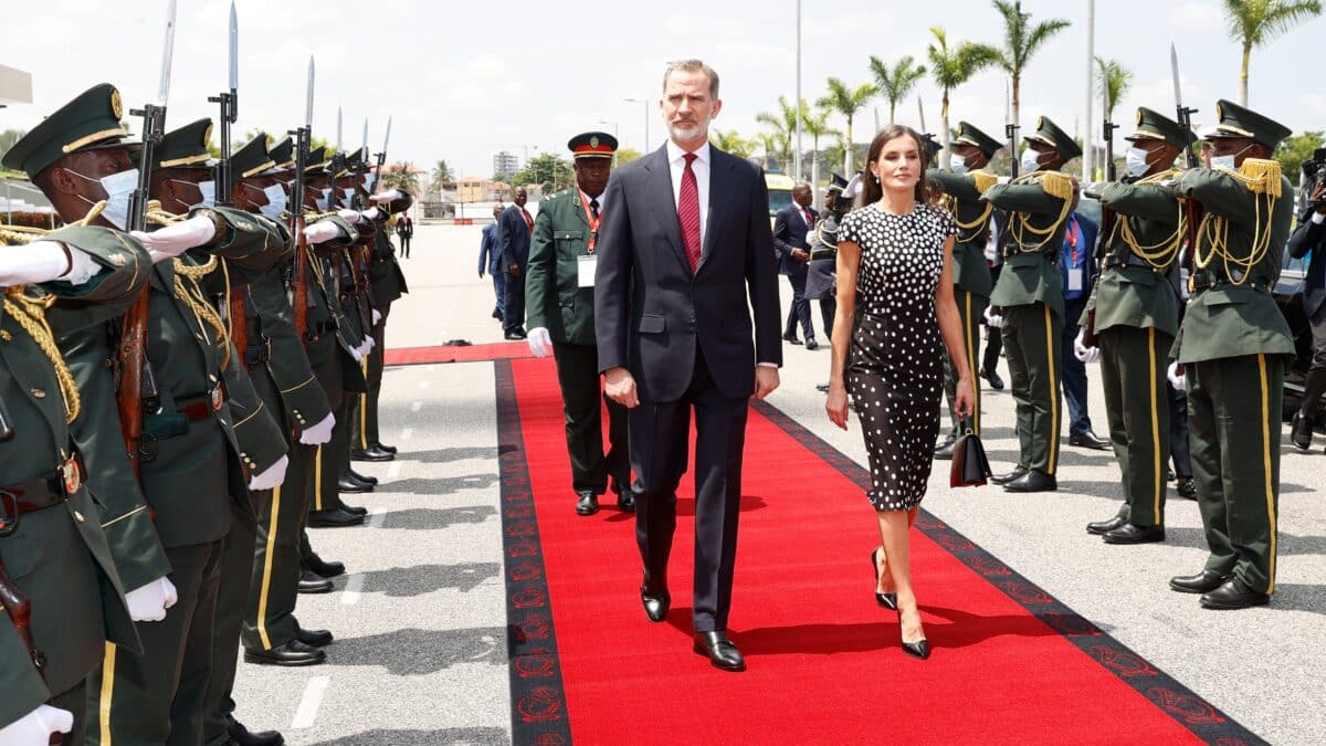 La reina Letizia repite look para dar protagonismo a la educación de las niñas durante su viaje de Estado en Angola