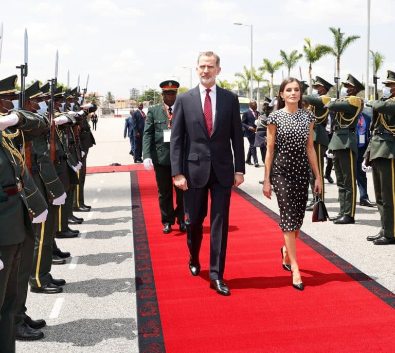 La reina Letizia repite look para dar protagonismo a la educación de las niñas durante su viaje de Estado en Angola