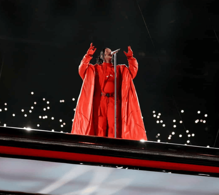 Rihanna hace historia al ser la primera artista en actuar embarazada en la Super Bowl
