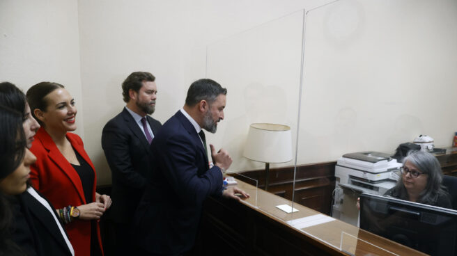 Santiago Abascal registra la moción de censura contra Pedro Sánchez con Ramón Tamames como candidato.
