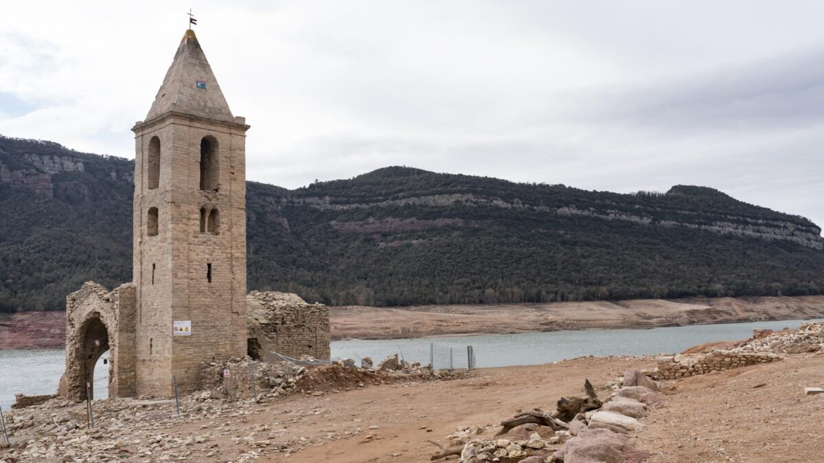 Pantano de Sau afectado por la severa sequía.