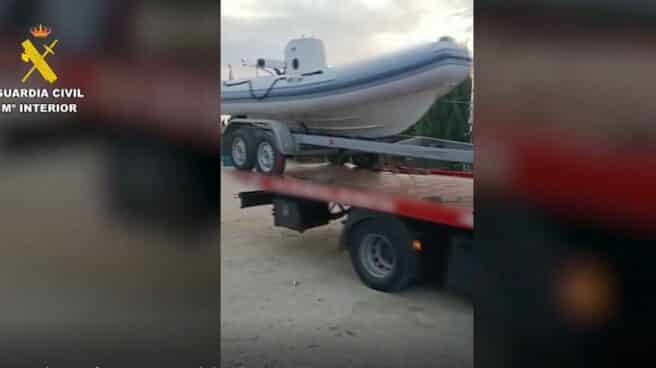 Una de las lanchas que se utilizaban como taxi patera Una de las lanchas que se utilizaban como taxi patera